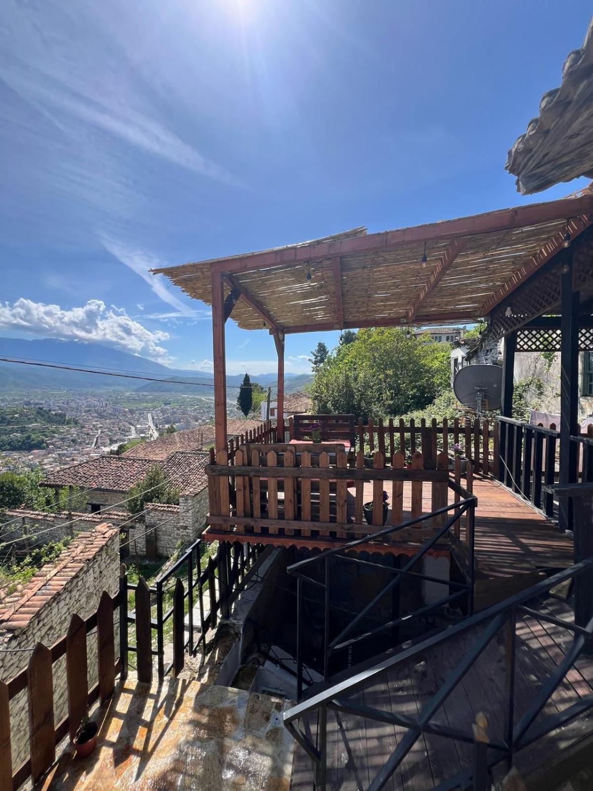 Guest House Maria - Berat Castle Esterno foto